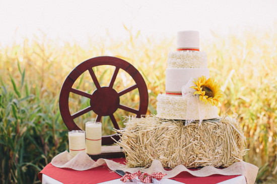 country-burlap-and-lace-wedding