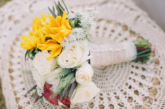 country-burlap-and-lace-wedding