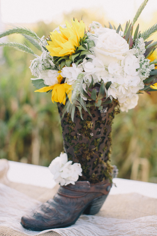 country-burlap-and-lace-wedding
