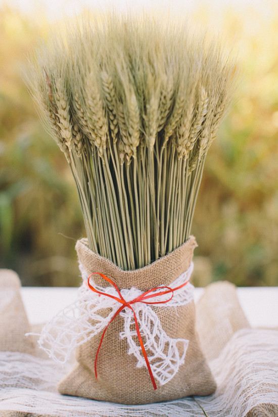 country-burlap-and-lace-wedding