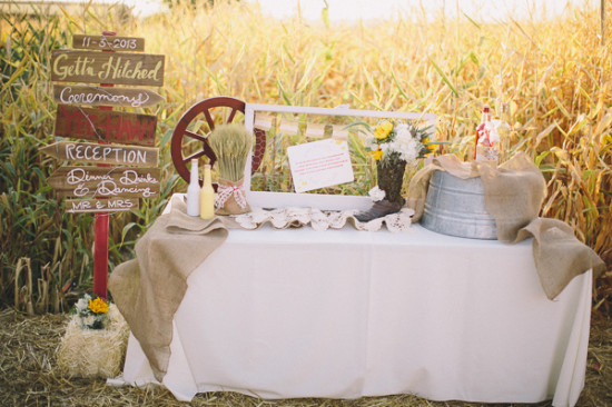 country-burlap-and-lace-wedding