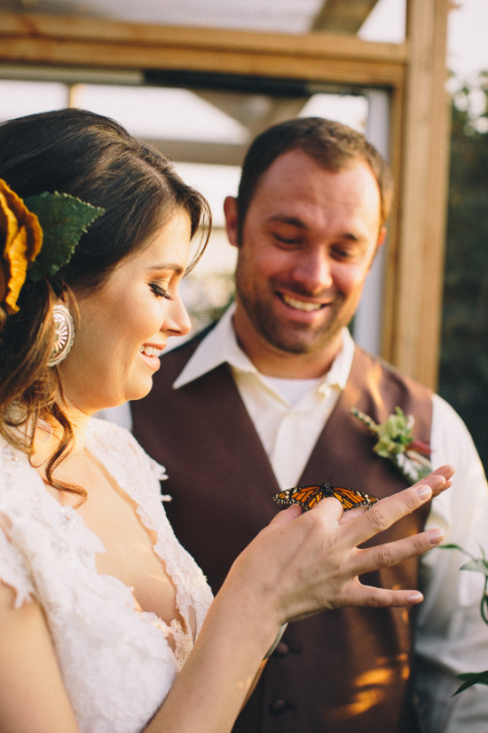 country-burlap-and-lace-wedding