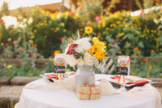 country-burlap-and-lace-wedding