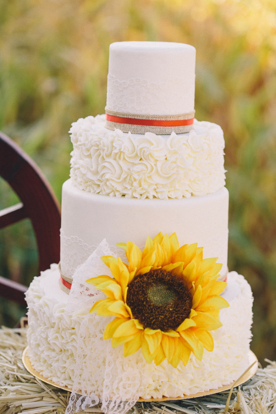 country-burlap-and-lace-wedding