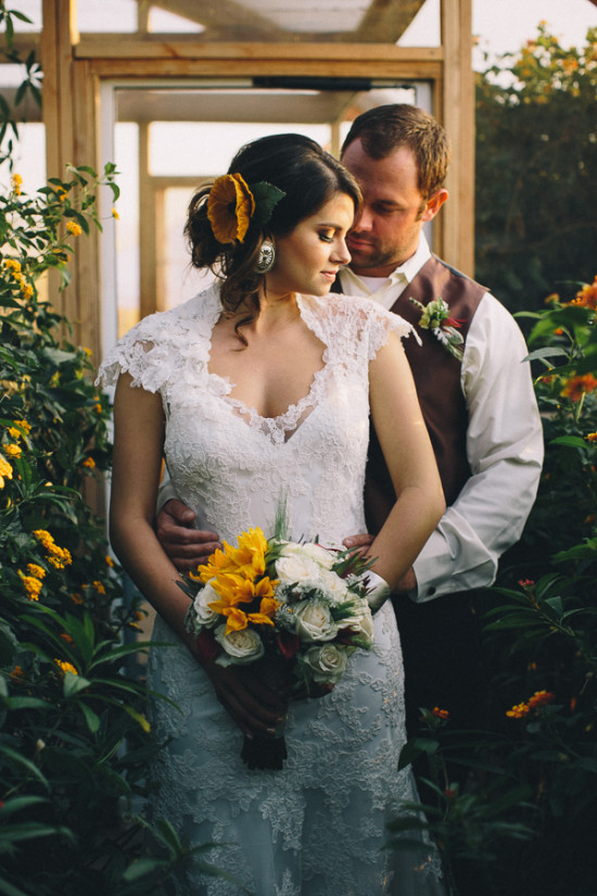 country-burlap-and-lace-wedding