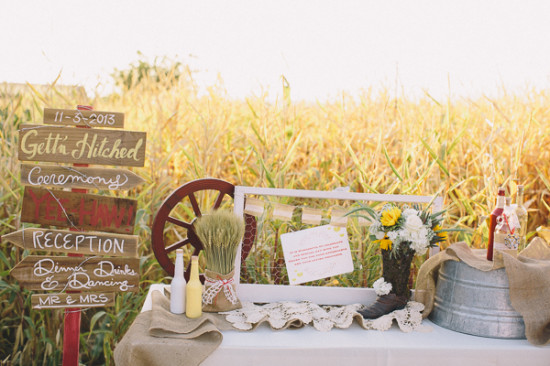 country-burlap-and-lace-wedding