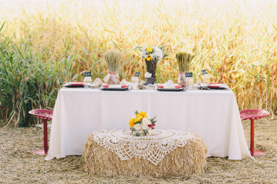 country-burlap-and-lace-wedding