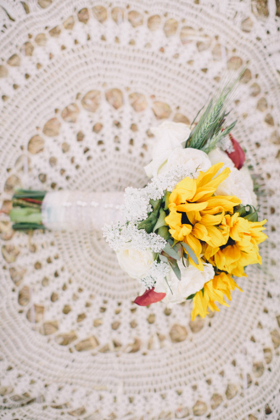 country-burlap-and-lace-wedding