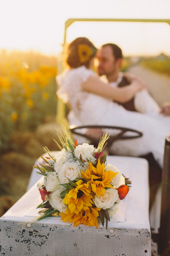 country-burlap-and-lace-wedding