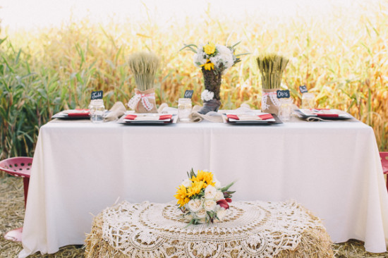 country-burlap-and-lace-wedding
