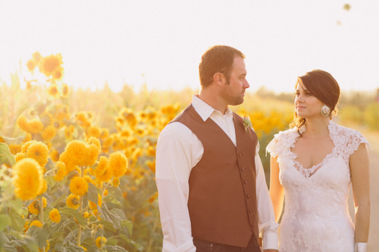 country-burlap-and-lace-wedding