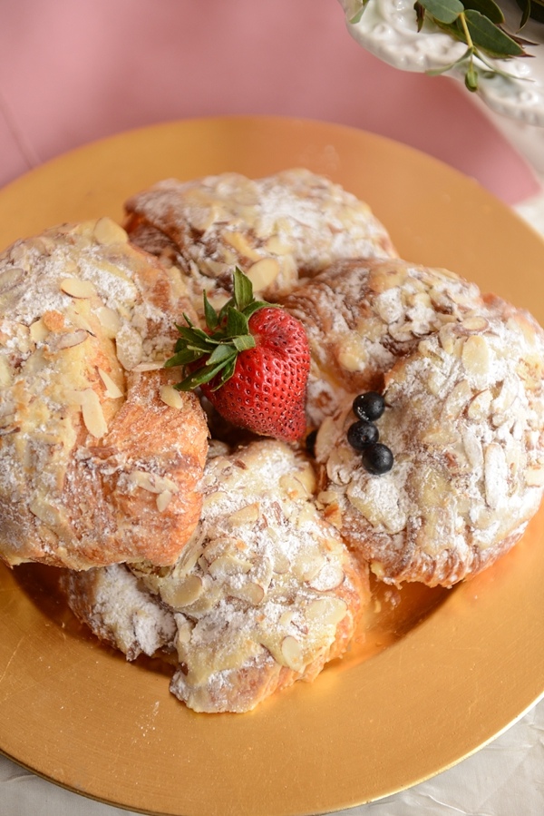 flower-filled-wedding-brunch