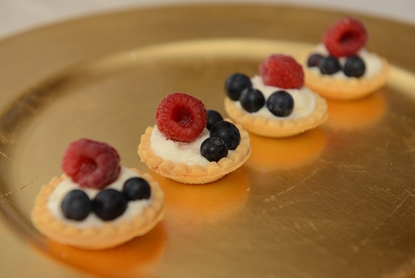 flower-filled-wedding-brunch