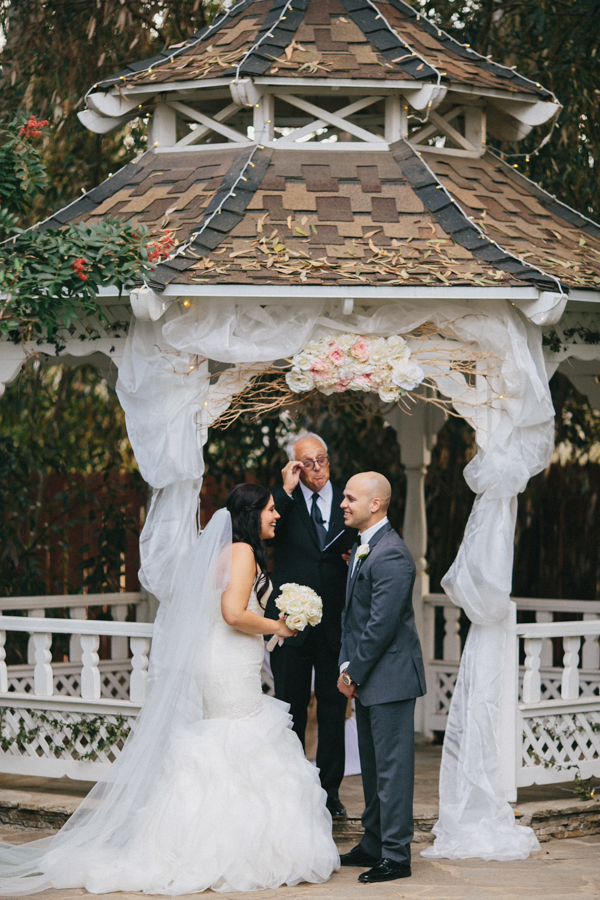 hands-on-wedding-full-of-love