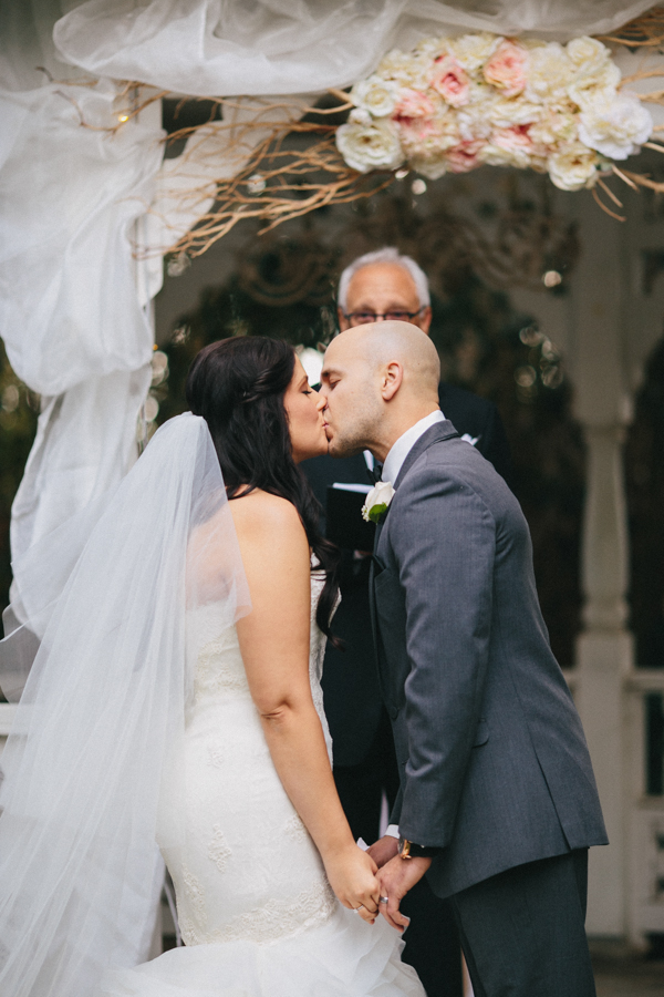 hands-on-wedding-full-of-love