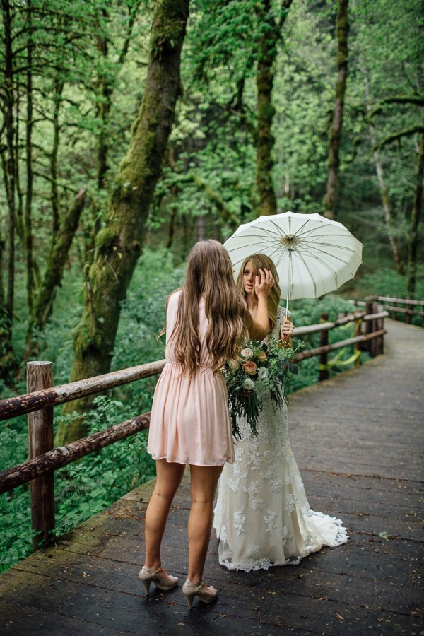rainy-and-ravishing-rustic-wedding