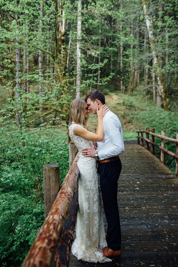 rainy-and-ravishing-rustic-wedding