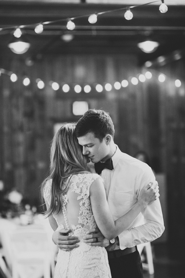 rainy-and-ravishing-rustic-wedding