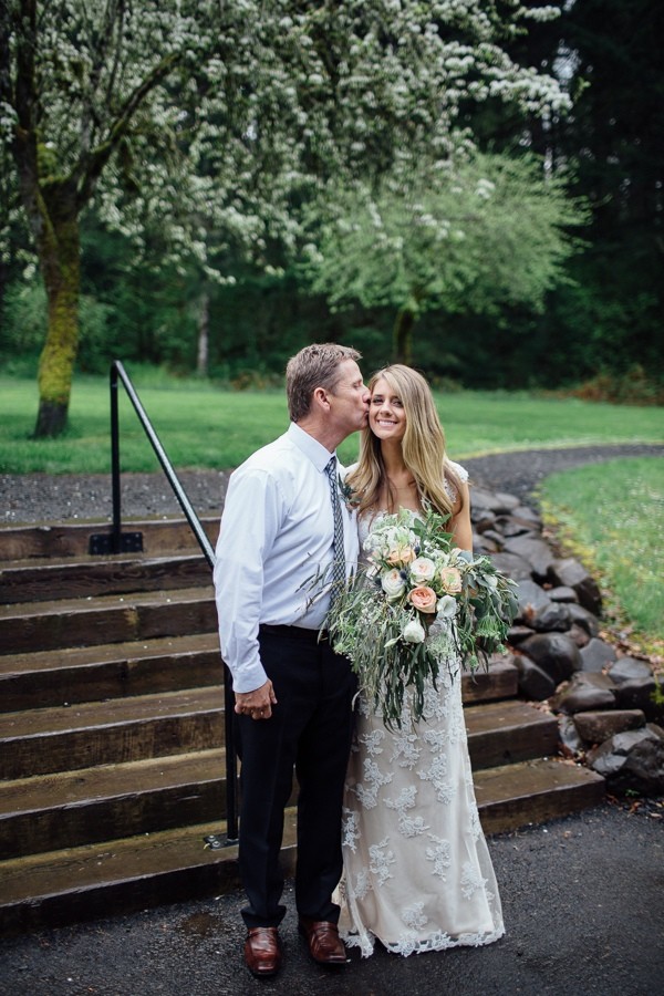 rainy-and-ravishing-rustic-wedding