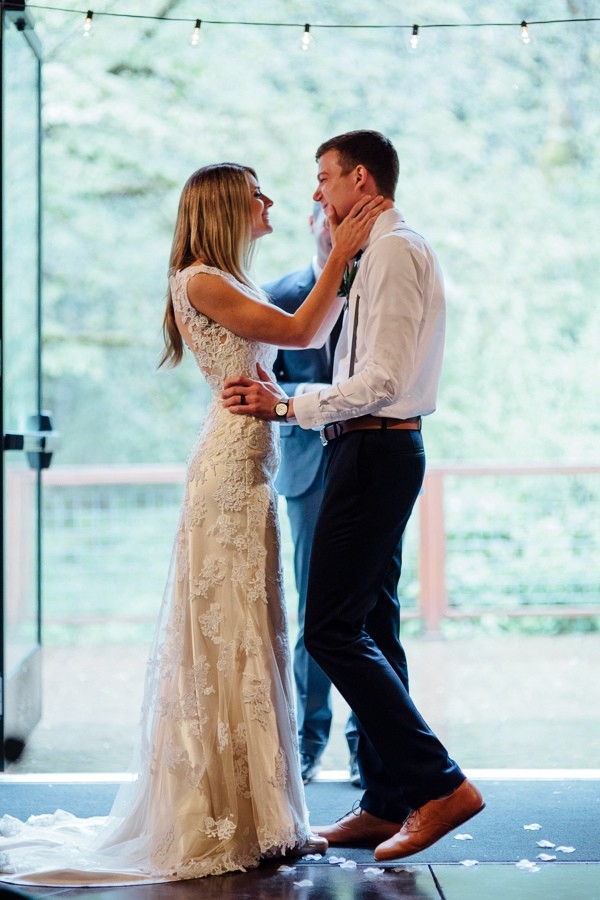 rainy-and-ravishing-rustic-wedding