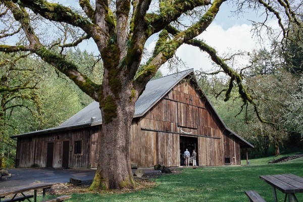rainy-and-ravishing-rustic-wedding
