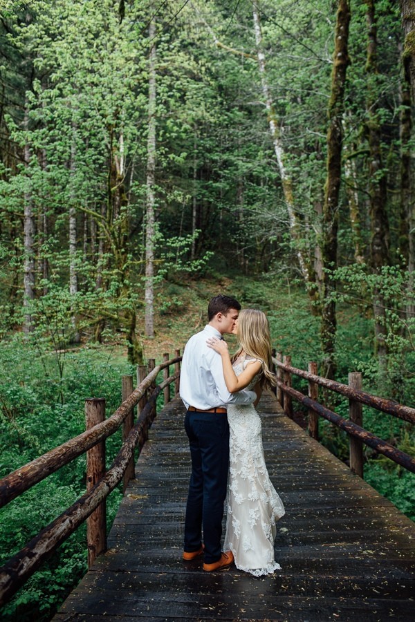 rainy-and-ravishing-rustic-wedding