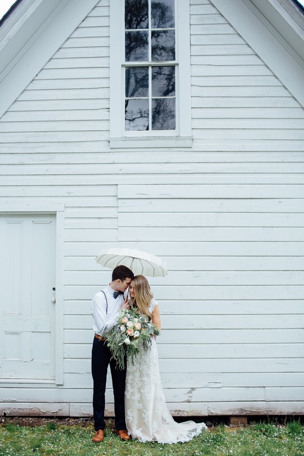 rainy-and-ravishing-rustic-wedding