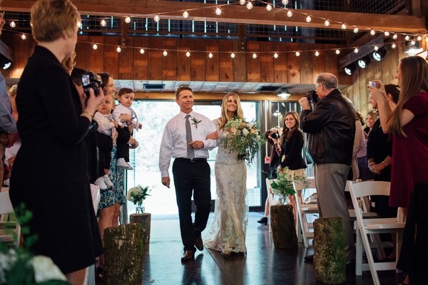 rainy-and-ravishing-rustic-wedding