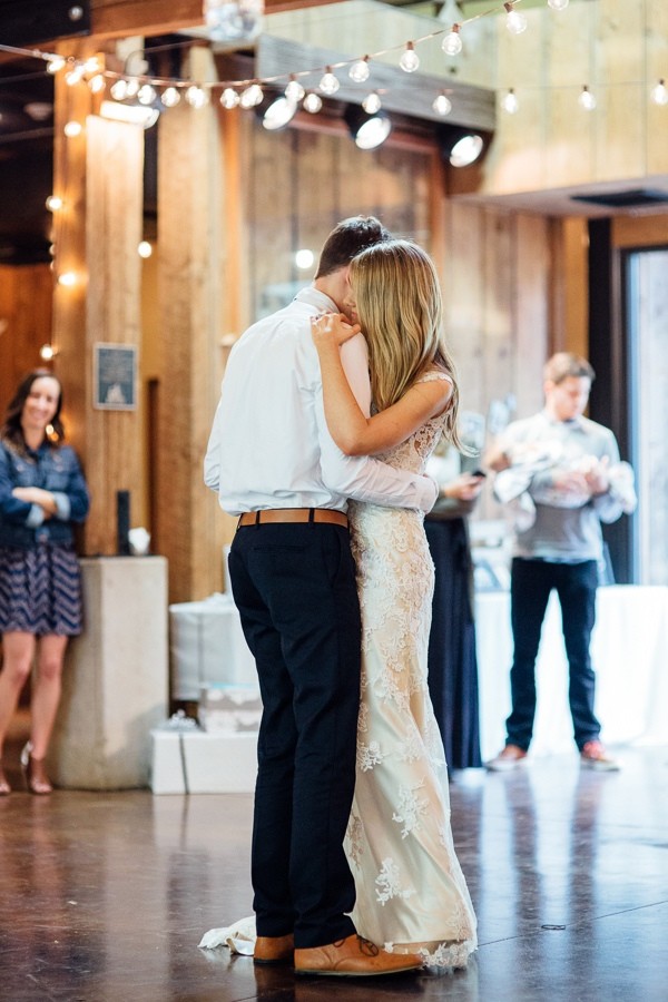 rainy-and-ravishing-rustic-wedding