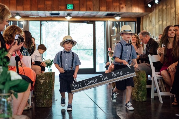 rainy-and-ravishing-rustic-wedding