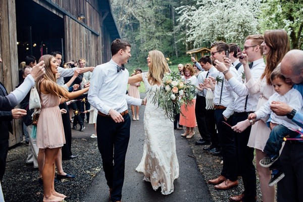 rainy-and-ravishing-rustic-wedding
