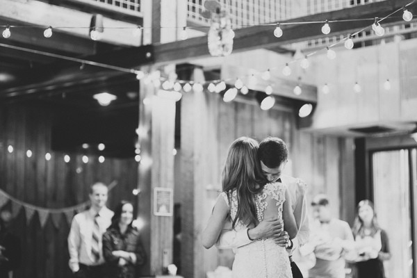 rainy-and-ravishing-rustic-wedding