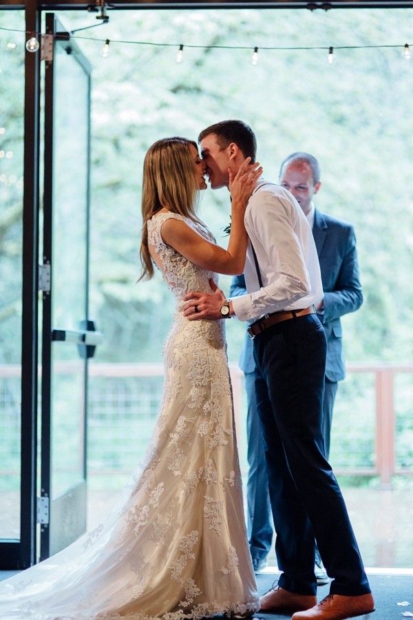 rainy-and-ravishing-rustic-wedding