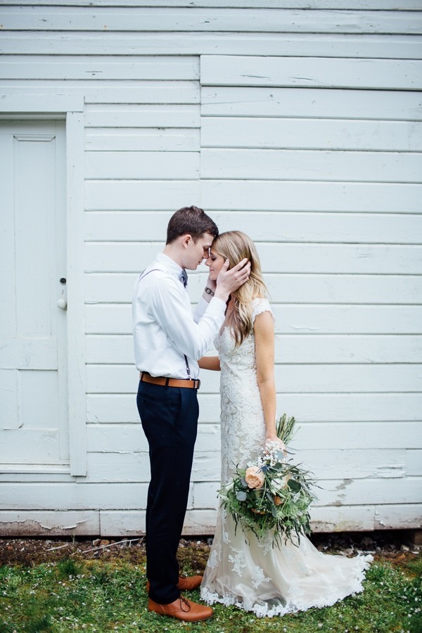 rainy-and-ravishing-rustic-wedding