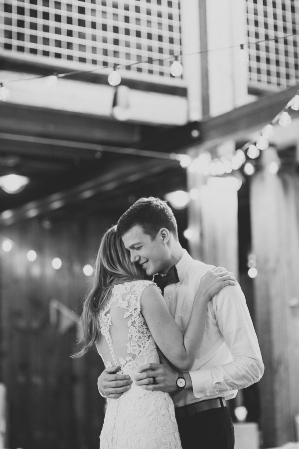 rainy-and-ravishing-rustic-wedding
