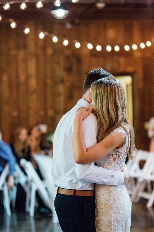 rainy-and-ravishing-rustic-wedding