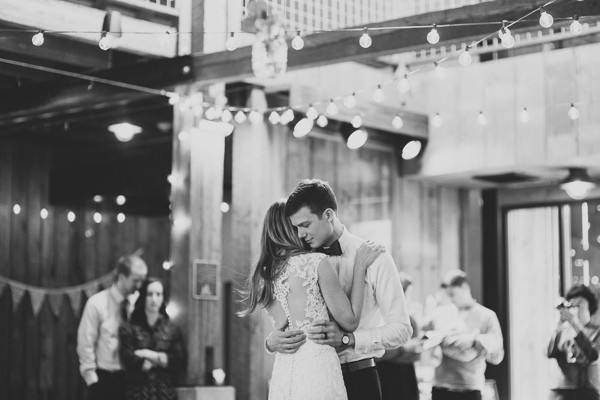 rainy-and-ravishing-rustic-wedding