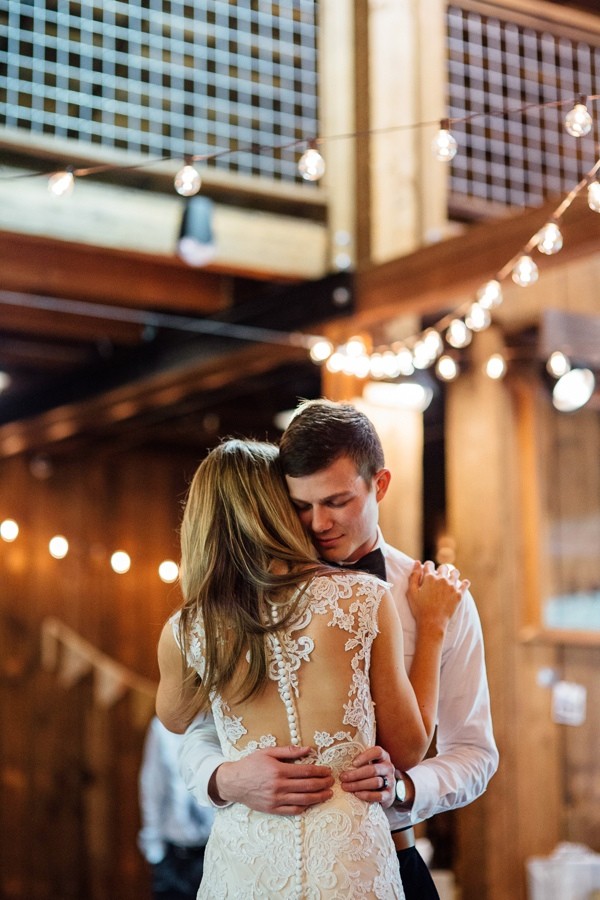 rainy-and-ravishing-rustic-wedding