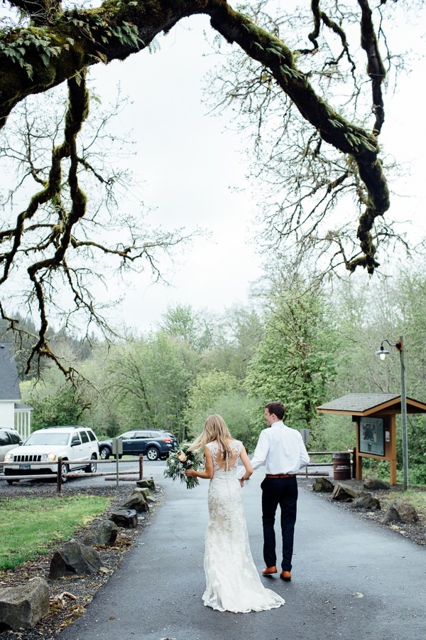 rainy-and-ravishing-rustic-wedding