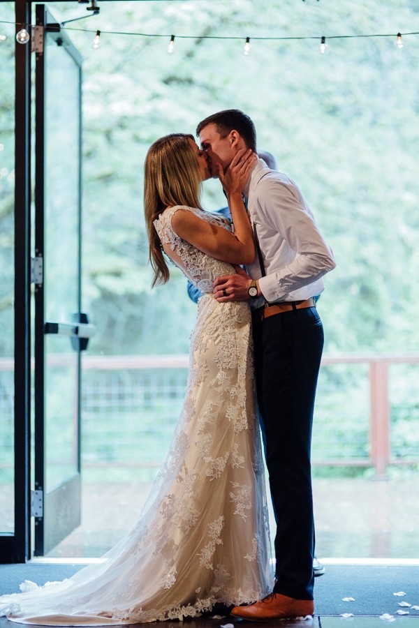 rainy-and-ravishing-rustic-wedding