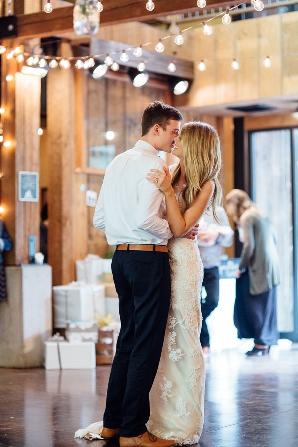 rainy-and-ravishing-rustic-wedding