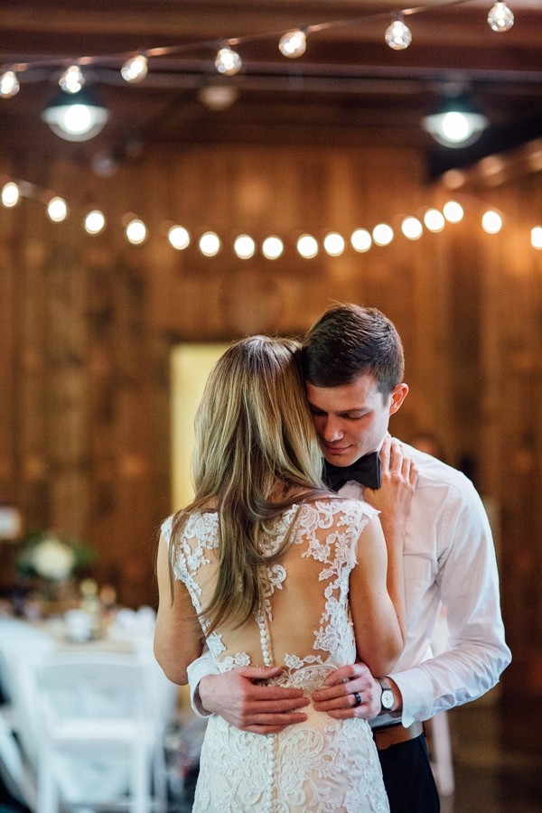 rainy-and-ravishing-rustic-wedding