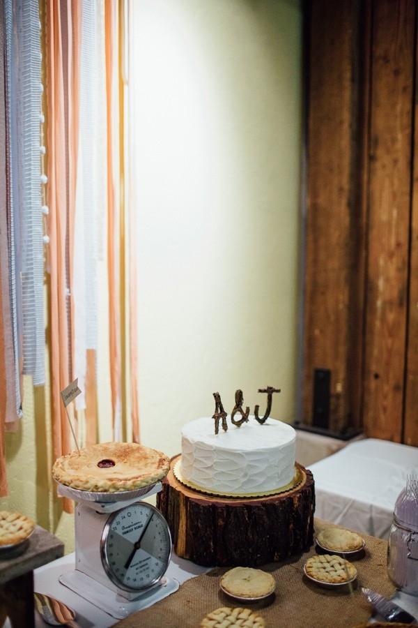 rainy-and-ravishing-rustic-wedding