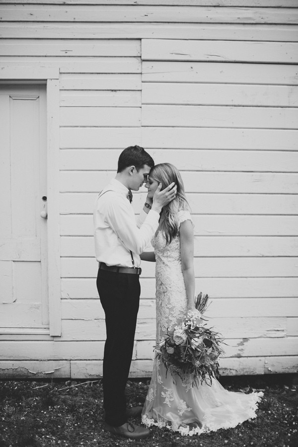 rainy-and-ravishing-rustic-wedding