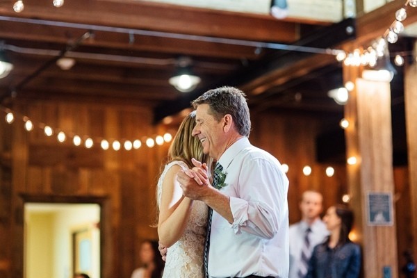 rainy-and-ravishing-rustic-wedding
