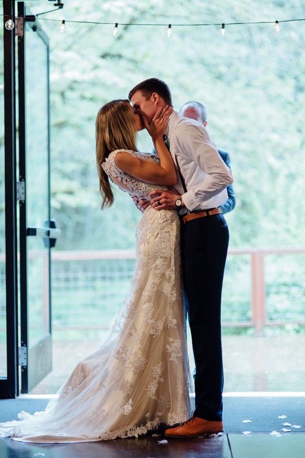 rainy-and-ravishing-rustic-wedding