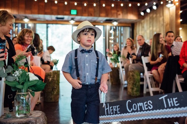 rainy-and-ravishing-rustic-wedding