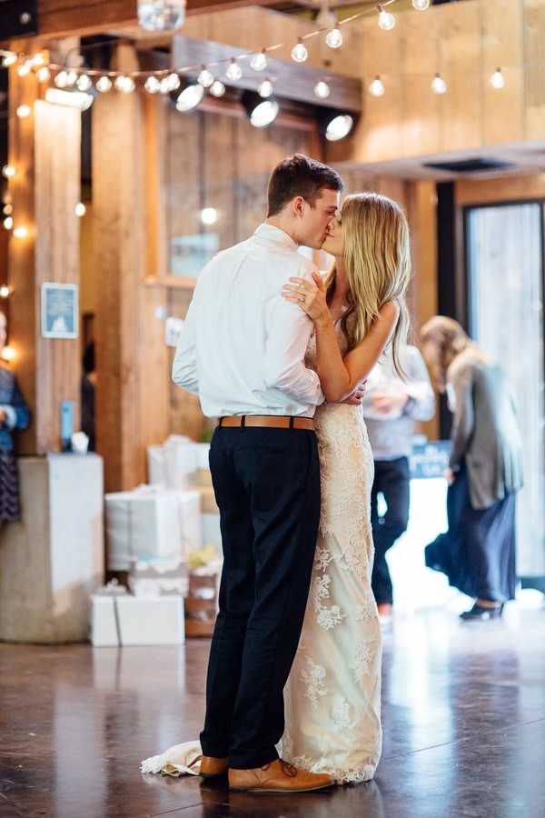 rainy-and-ravishing-rustic-wedding