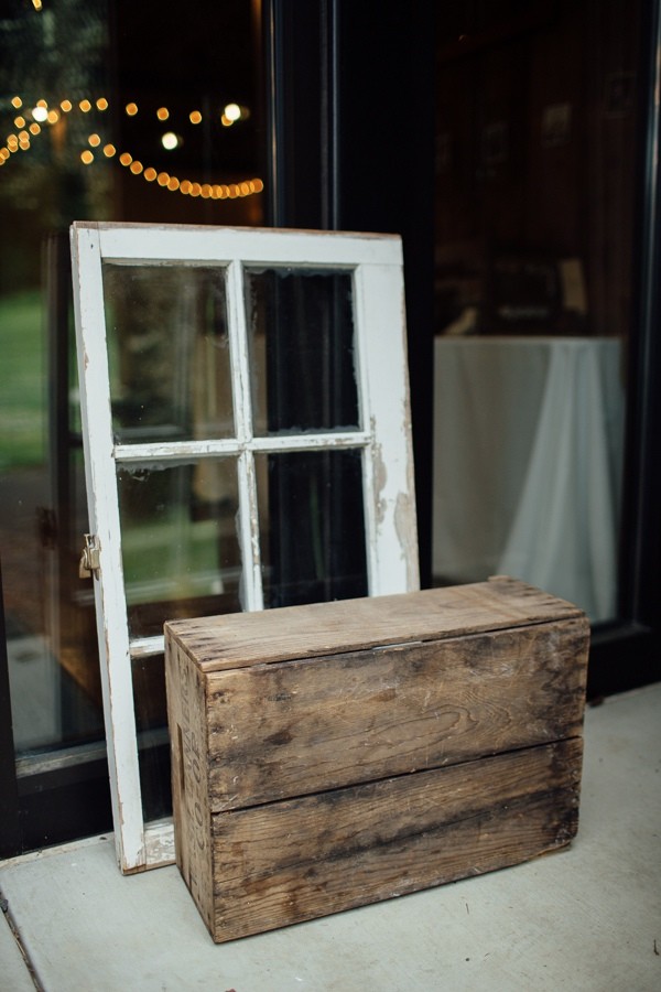 rainy-and-ravishing-rustic-wedding