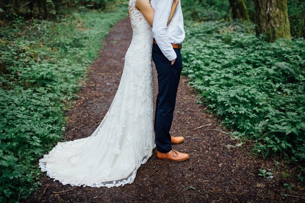 rainy-and-ravishing-rustic-wedding